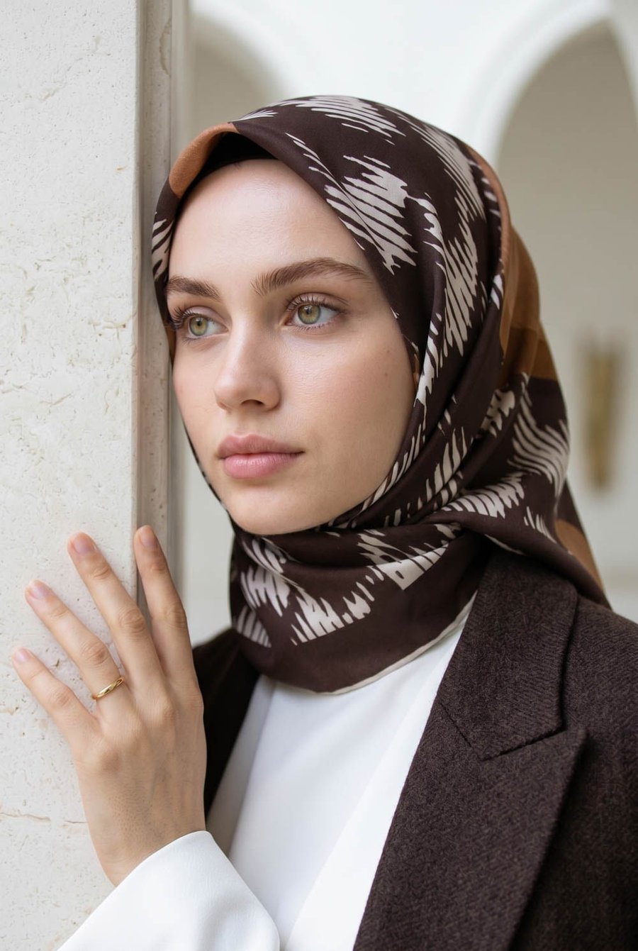 %100 Twill İpek Kazayağı Desenli Kahverengi - Bakır Renkli 90x90 Eşarp Kenar Dikiş Şekli El Dikişli