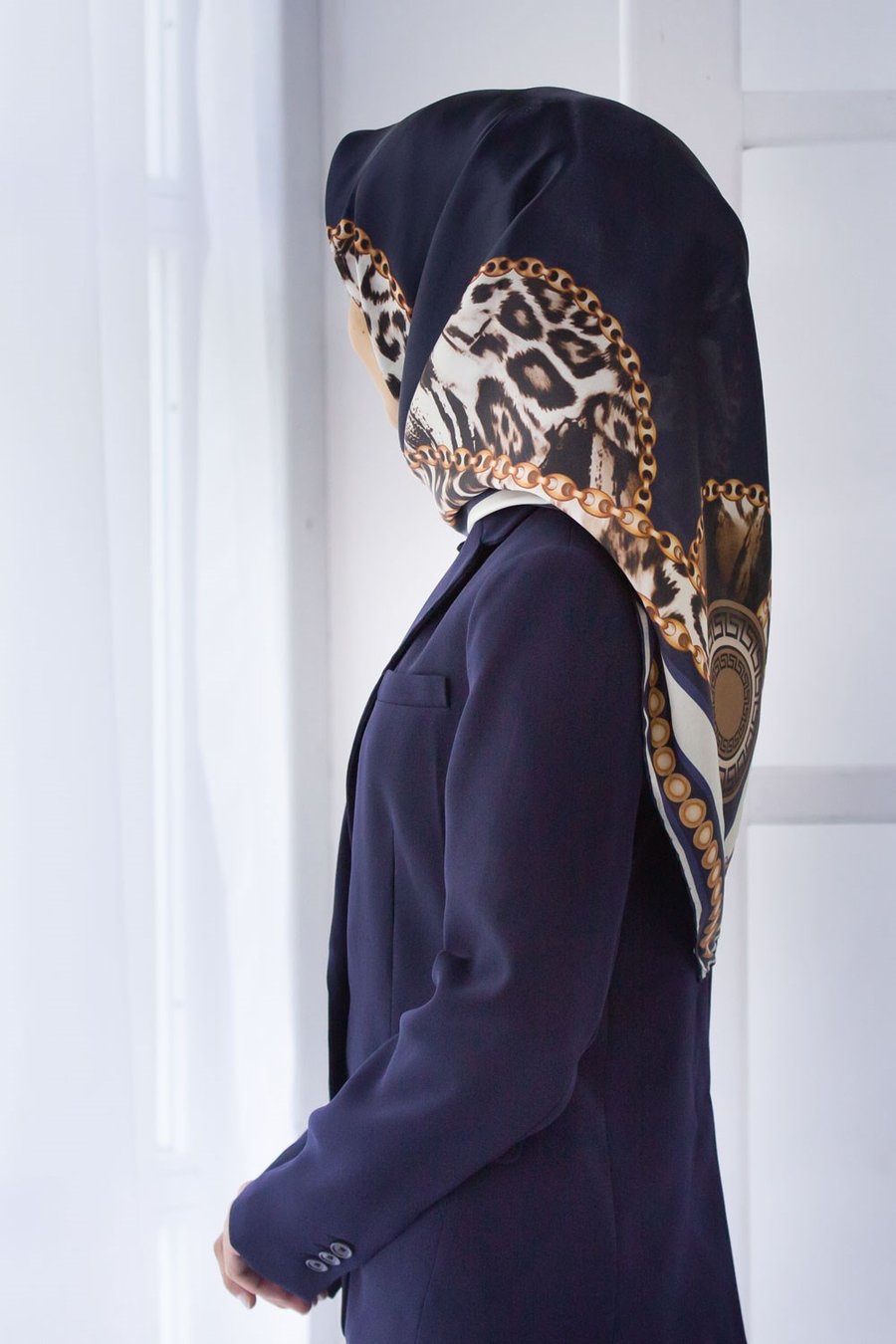 Kristal Zincirli Leopar Desenli Lacivert Renkli 90x90 Eşarp (İpek İçermez) Kenar Dikiş Şekli El Dikişli