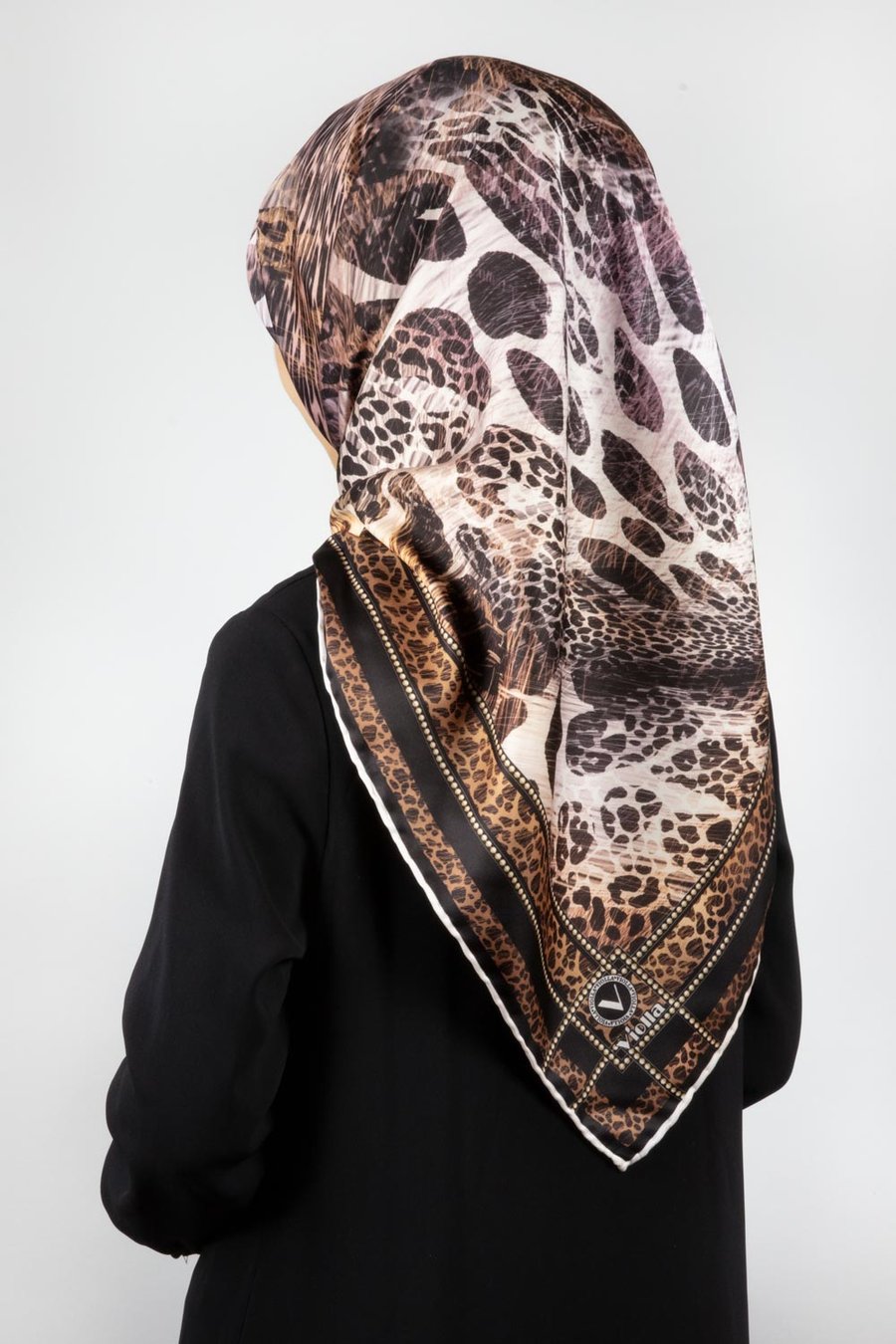Twill Leopar Desenli Siyah Renkli 90x90 Eşarp (İpek İçermez) Kenar Dikiş Şekli El Dikişli