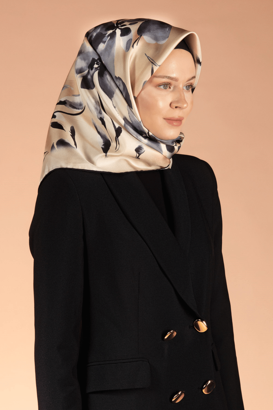 %100 Twill İpek Çiçek Desenli Bej - Füme Renkli 90x90 Dikim Şekli : El Dikişi Eşarp