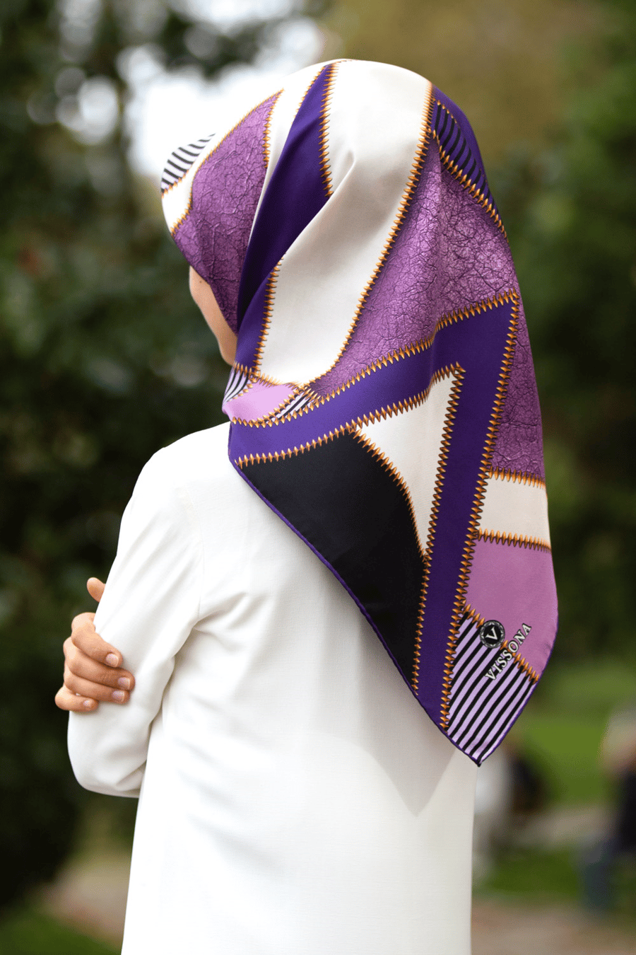 %57 İPEK % 43 VİSKON Twill İpek Geometrik Desenli Mor - Lila Renkli 90x90 Eşarp Dikim Şekli : El Dikişi