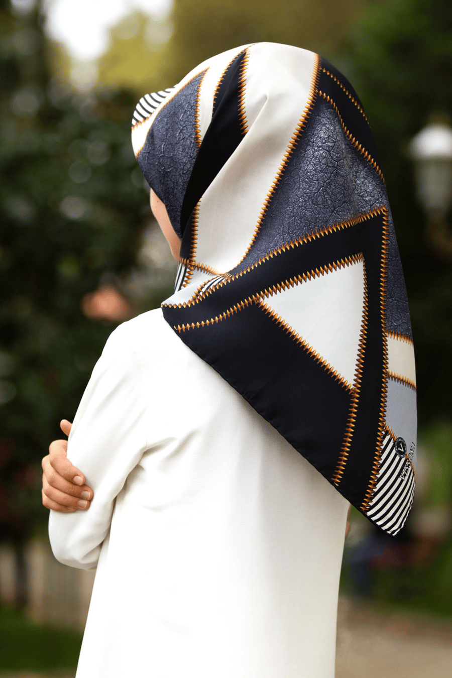 % 57 İPEK % 43 VİSKON Twill İpek Geometrik Desenli Gümüş - Siyah Renkli 90x90 Eşarp Dikim Şekli : El Dikişi