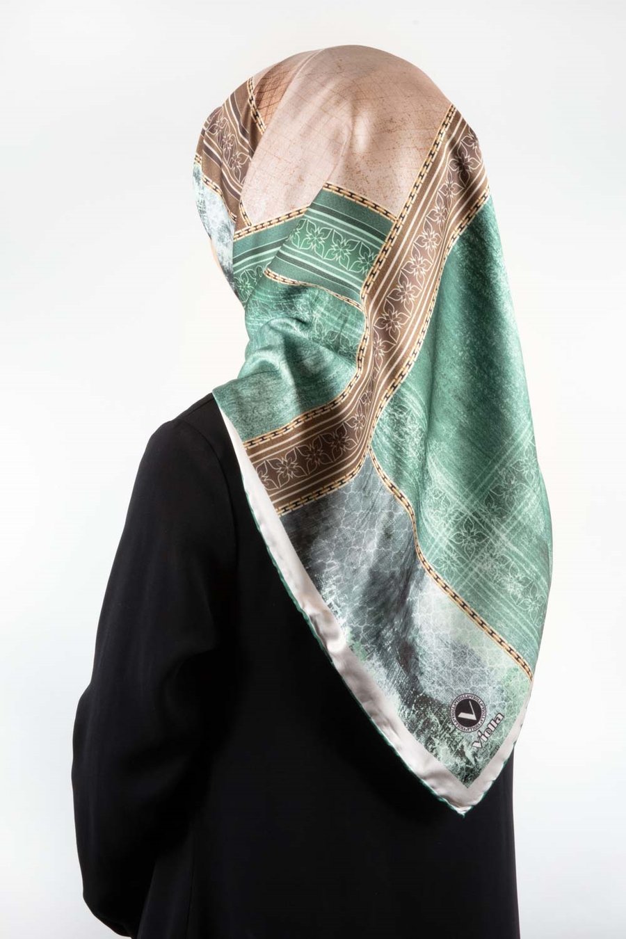 Twill Dokulu Ve Geometrik Desenli Petrol Yeşili Renkli 90x90 Eşarp (İpek İçermez) Dikim Şekli : El Dikişi