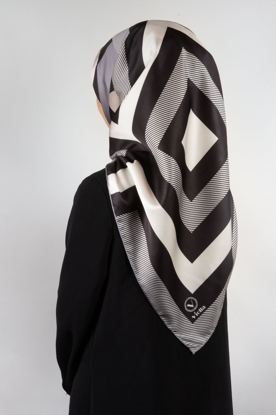 Twill Geometrik Desenli Gümüş Renkli 90x90 Eşarp (İpek İçermez) Dikim Şekli : El Dikişi