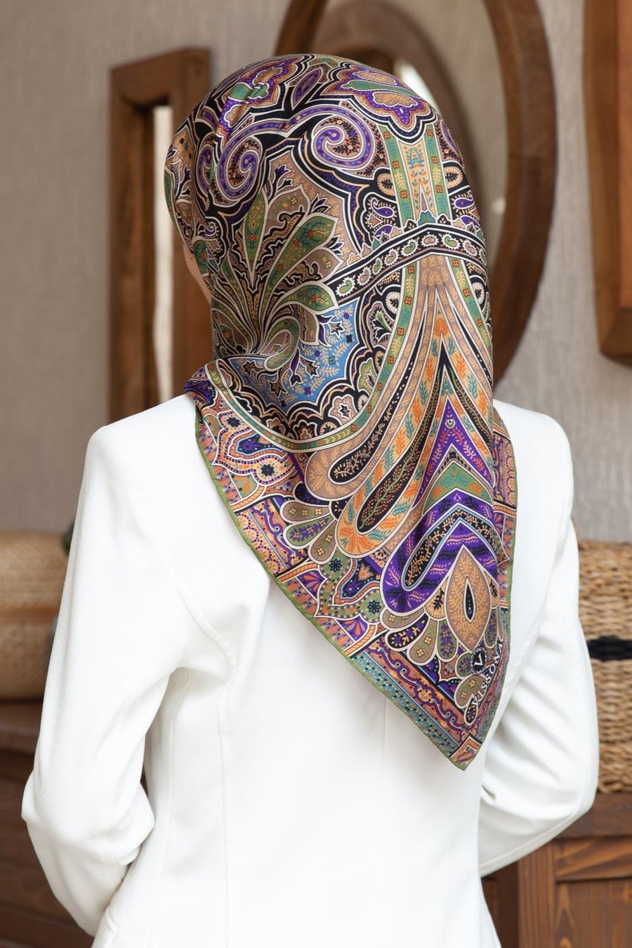 100% Twill İpek Etnik Desenli Haki Renkli 90x90 Dikim Şekli : El Dikişi Eşarp