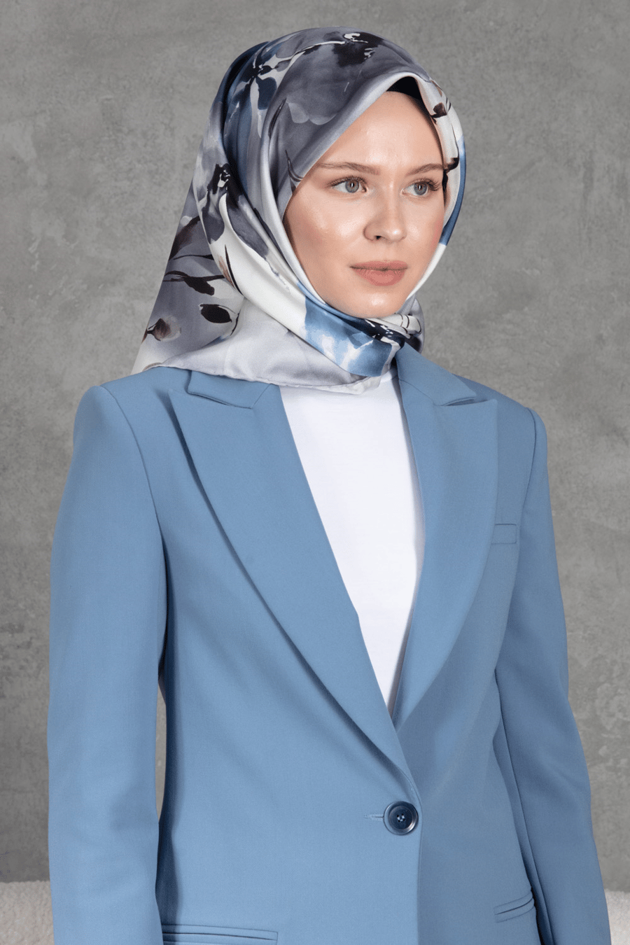 %100 Twill İpek Çiçek Desenli Füme - İndigo Renkli 90x90 Dikim Şekli : El Dikişi Eşarp