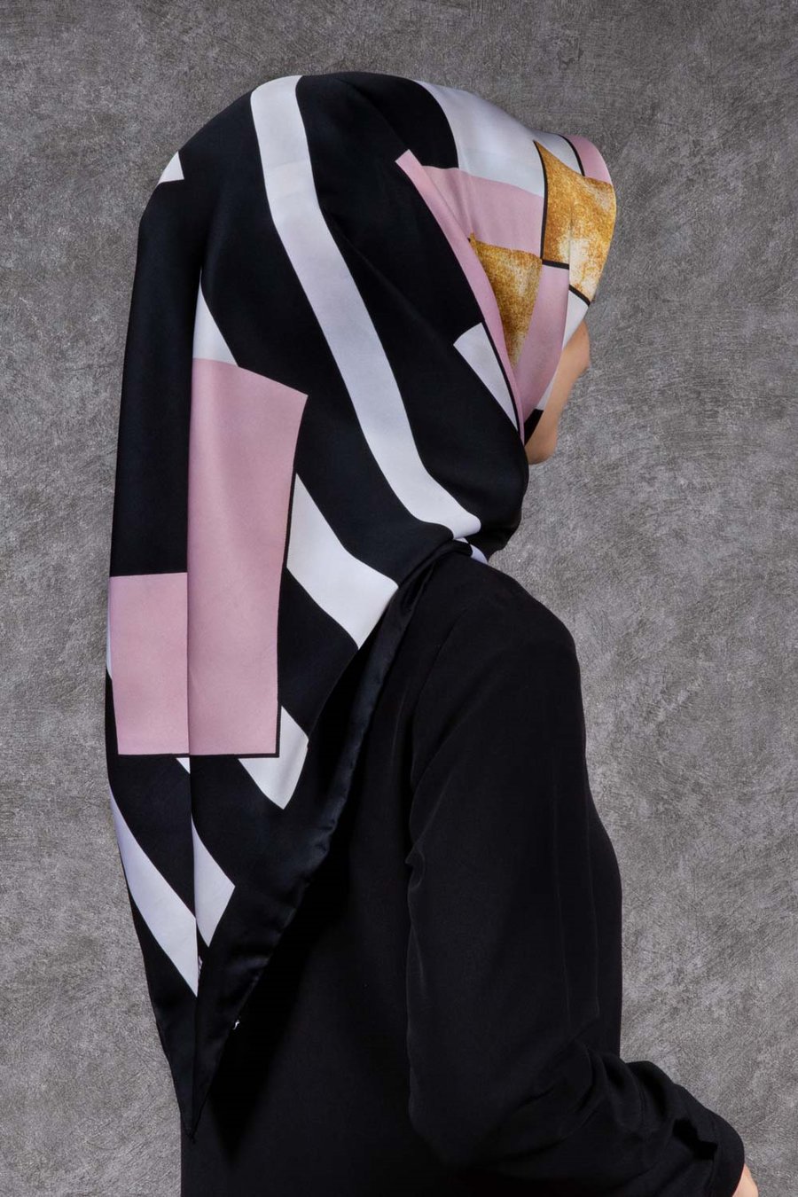 Twill Çizgili ve Gold Desenli Siyah - Pudra Renkli 90x90 Eşarp (İpek İçermez) Kenar Dikiş Şekli El Dikişli