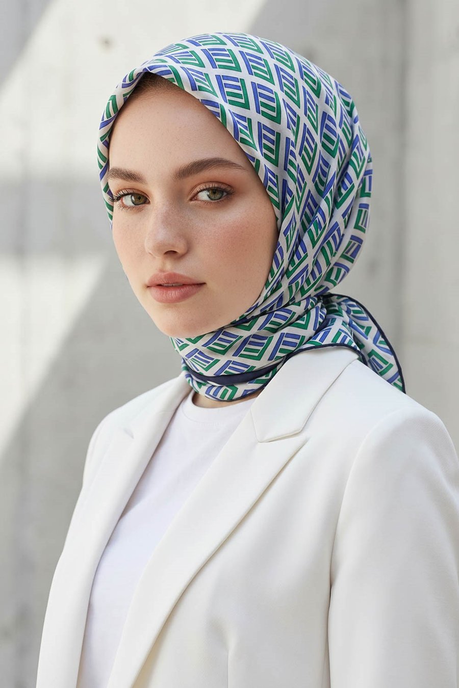 %100 Twill İpek Geometrik Desenli Saks - Zümrüt Yeşili Renkli 90x90 Eşarp Dikim Şekli : El Dikişi