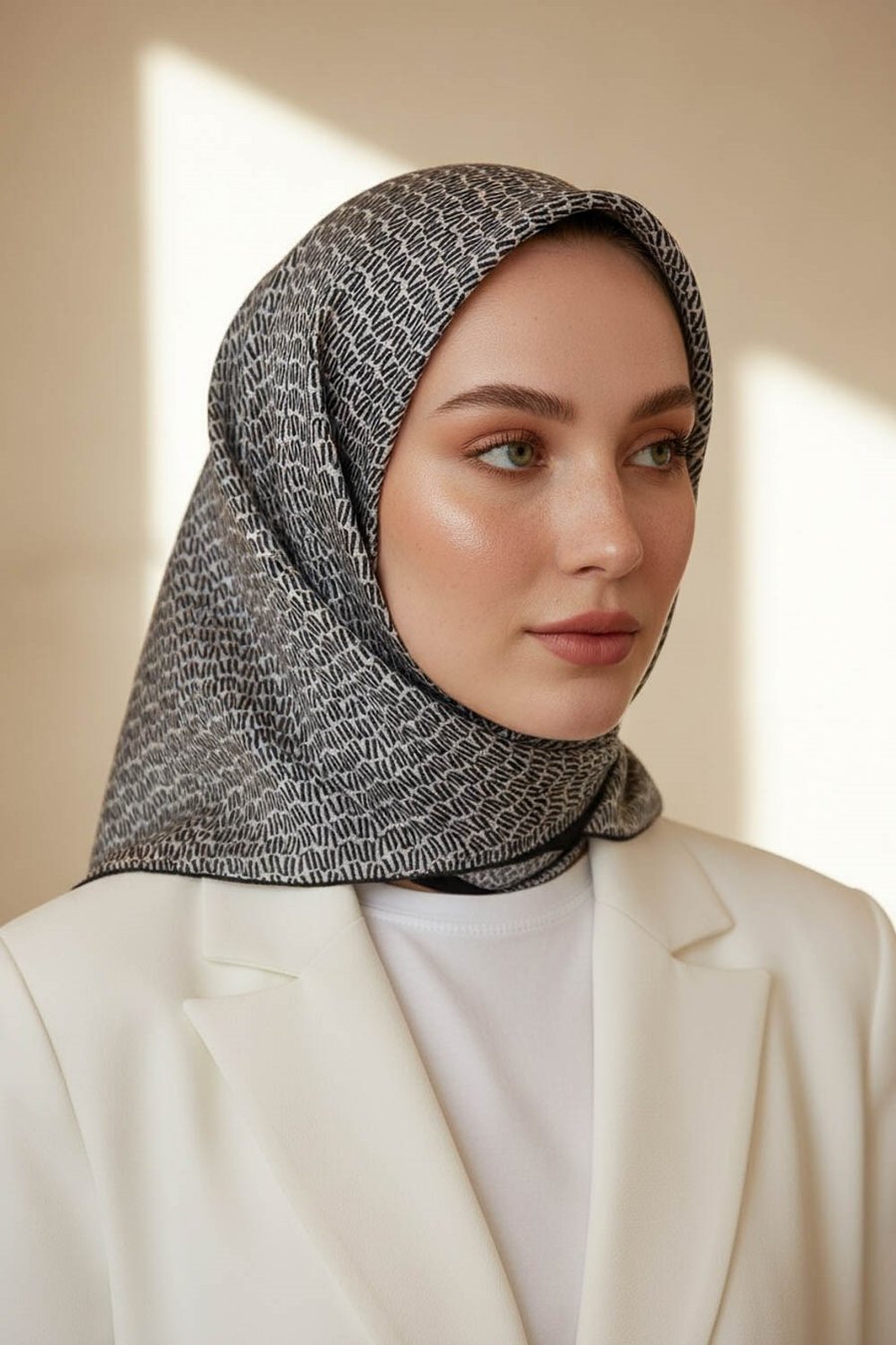 %100 Twill İpek Çizgi Desenli Krem - Siyah Renkli 90x90 Eşarp Dikim Şekli : El Dikişi
