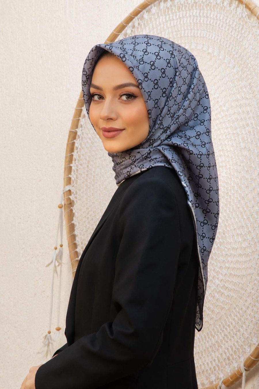 %100 Twill İpek Geometrik Desenli Siyah - Gri Renkli 90x90 Eşarp Dikim Şekli : El Dikişi