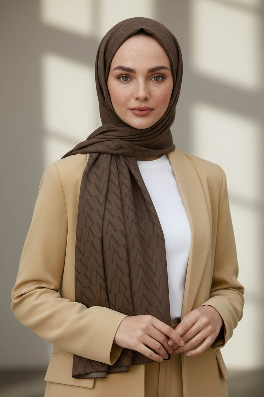 KREP DEGRADELİ MONOGRAM DESENLİ BEJ RENKLİ 75X195 KIRIŞMAZ ŞAL