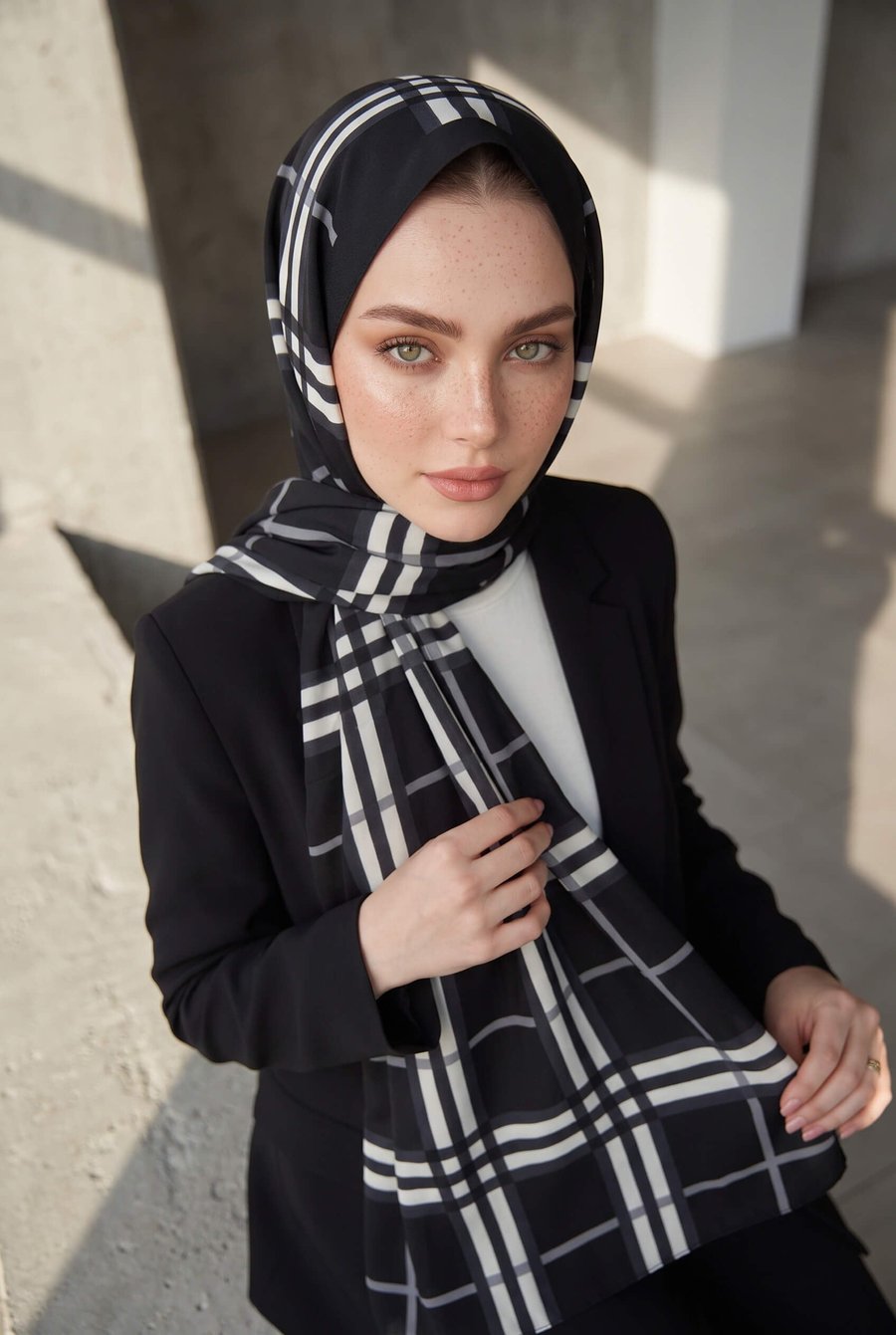 KREP EKOSE DESENLİ SİYAH RENKLİ 75X195 KIRIŞMAZ ŞAL