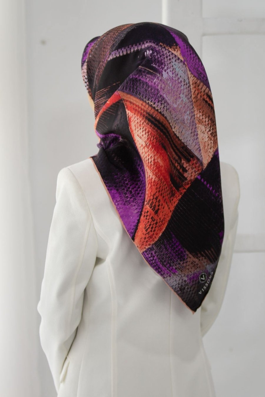 %100 Twill İpek Efektli ve Geometrik Desenli Siyah - Nar Çiçeği Renkli 90x90 Eşarp Dikim Şekli : El Dikişi