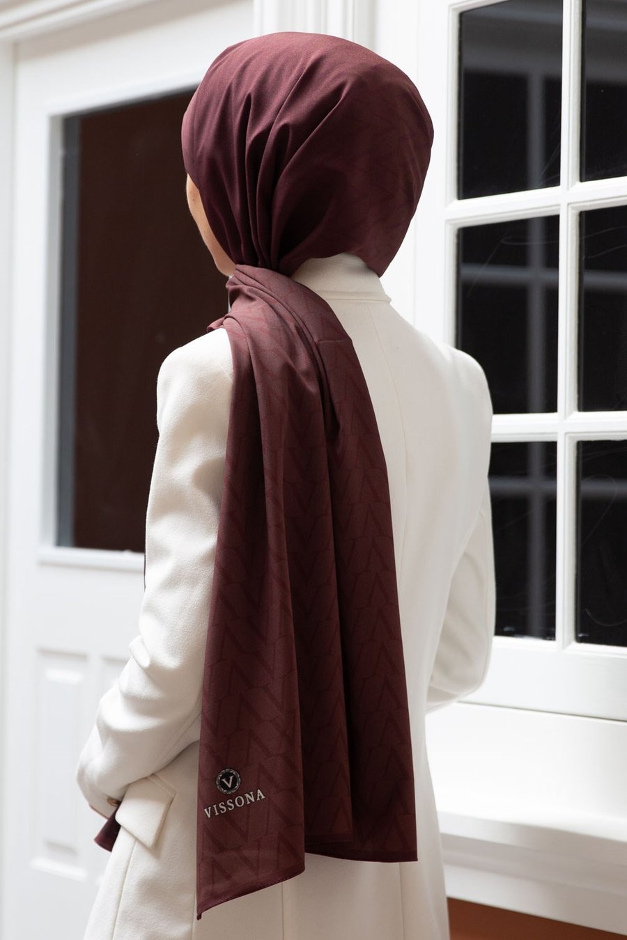 KREP DEGRADELİ MONOGRAM DESENLİ GÜL KURUSU RENKLİ 75X195 KIRIŞMAZ ŞAL