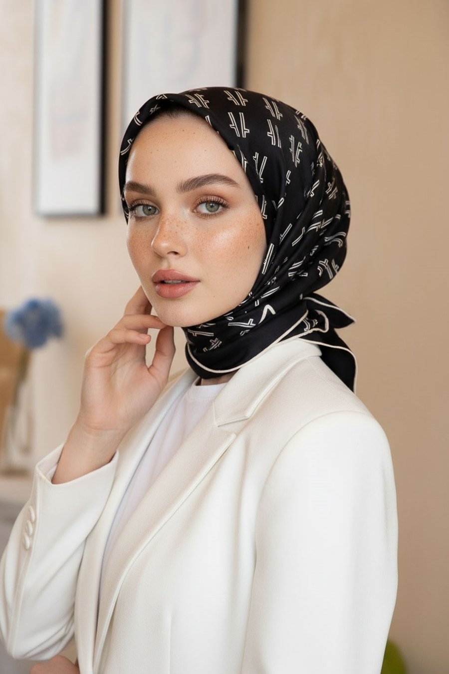 %100 Twill İpek Geometrik Desenli Siyah Renkli 90x90 Eşarp Dikim Şekli : El Dikişi