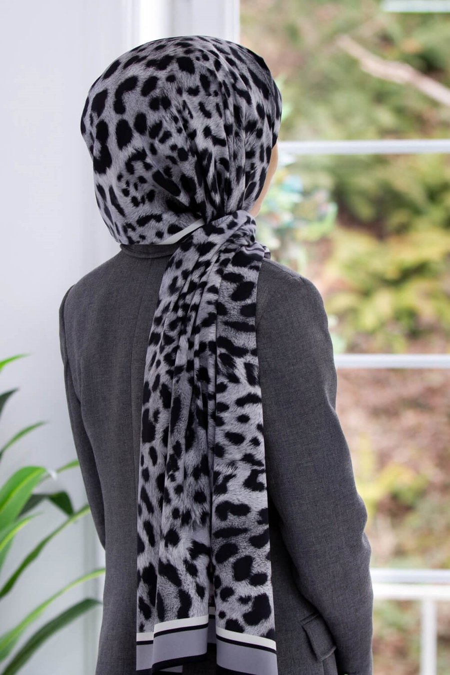 LÜKS MEDİNE İPEĞİ LEOPAR DESENLİ GÜMÜŞ RENKLİ 75X195 KIRIŞMAZ ŞAL MOSS KREP DİKİŞ TİPİ İTALYAN DİKİŞLİ