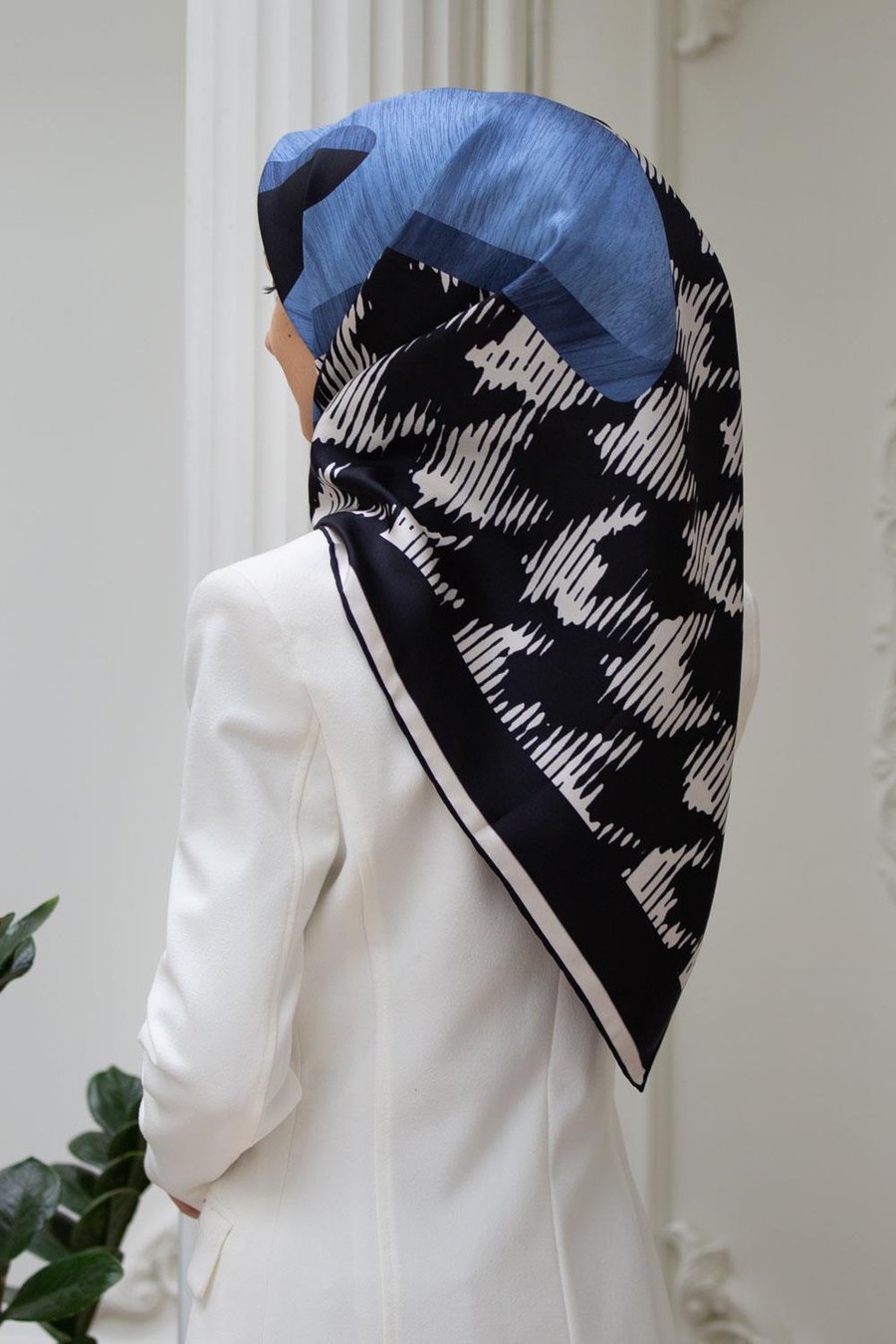 %100 Twill İpek Kazayağı Desenli İndigo - Lacivert Renkli 90x90 Eşarp Kenar Dikiş Şekli El Dikişli