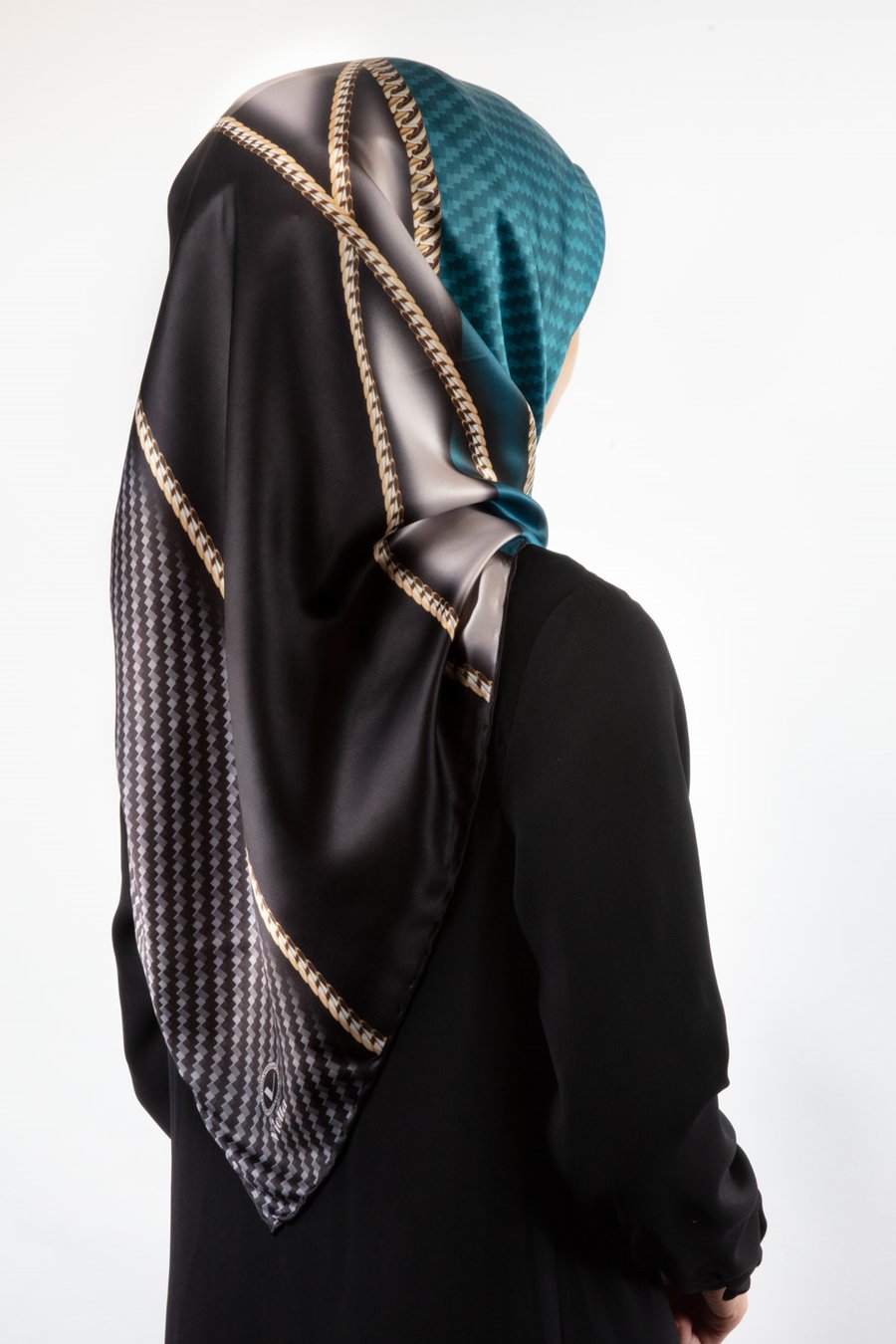 Rayon Gold Detaylı Geometrik Desenli Petrol Mavisi Renkli 90x90 Eşarp (İpek İçermez) Kenar Dikiş Şekli El Dikişli