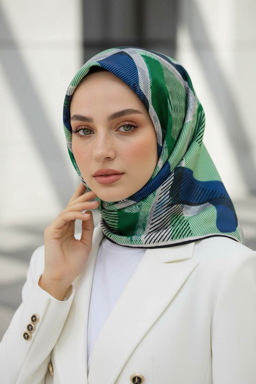 %100 Twill İpek Geometri Desenli Saks - Zümrüt Yeşili Renkli 90x90 Eşarp Kenar Dikiş Şekli El Dikişli