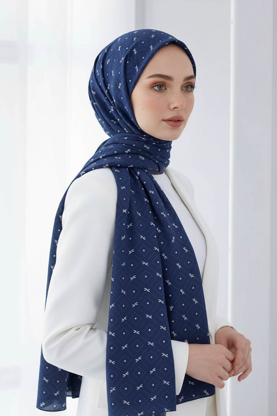 KREP GEOMETRİK DESENLİ LACİVERT RENKLİ 75X195 KIRIŞMAZ ŞAL