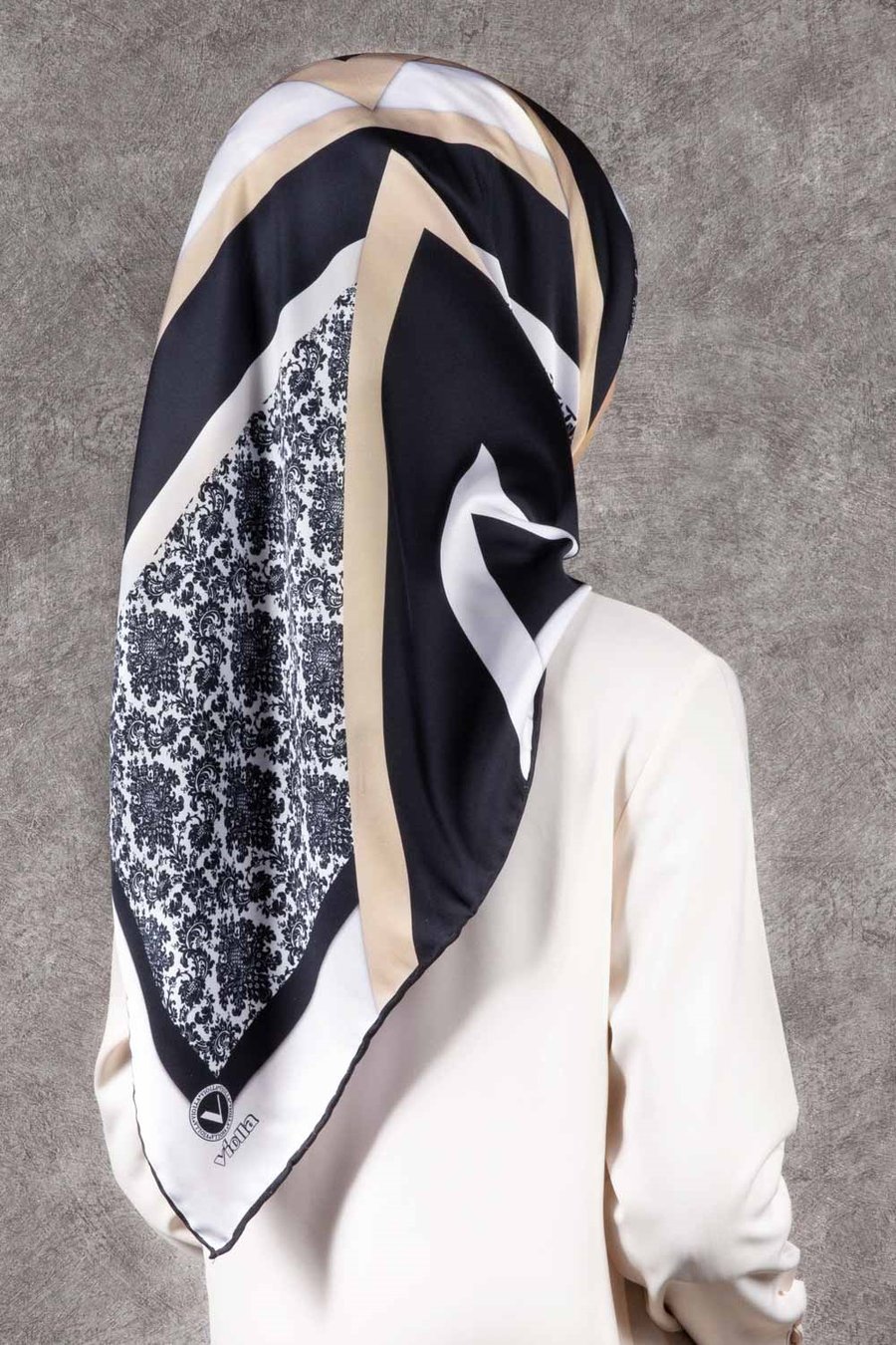 Twill Geometrik Barok Desenli Siyah - Krem Renkli 90x90 Eşarp (İpek İçermez) Kenar Dikiş Şekli El Dikişli