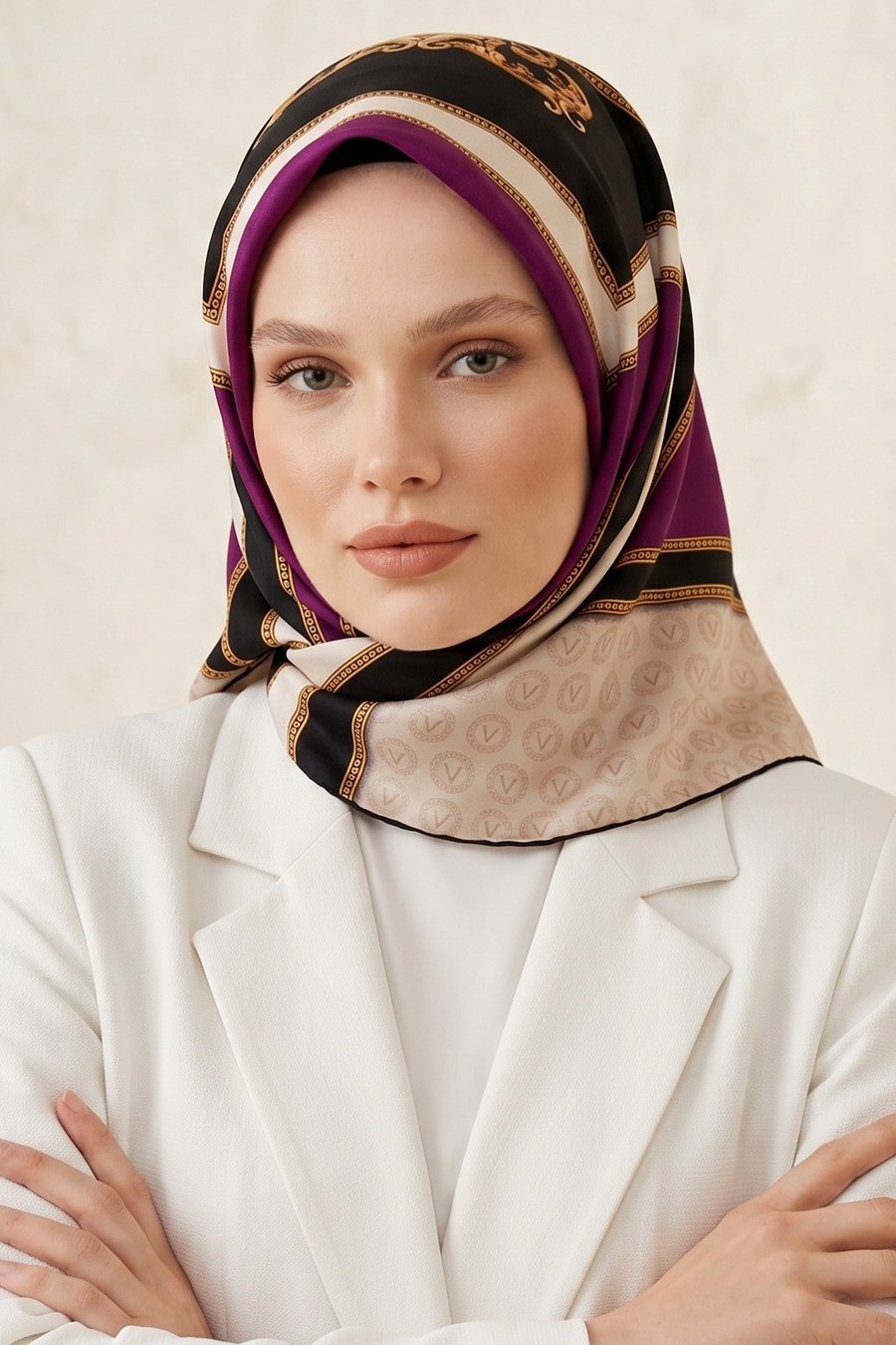 %100 Twill İpek Monogram ve Barok Desenli Mürdüm - Krem Renkli 90x90 Eşarp Dikim Şekli : El Dikişi