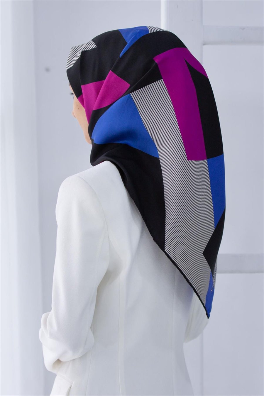 %100 Twill İpek Geometrik Çizgi Desenli Saks - Fuşya Renkli 90x90 Eşarp Kenar Dikiş Şekli El Dikişli
