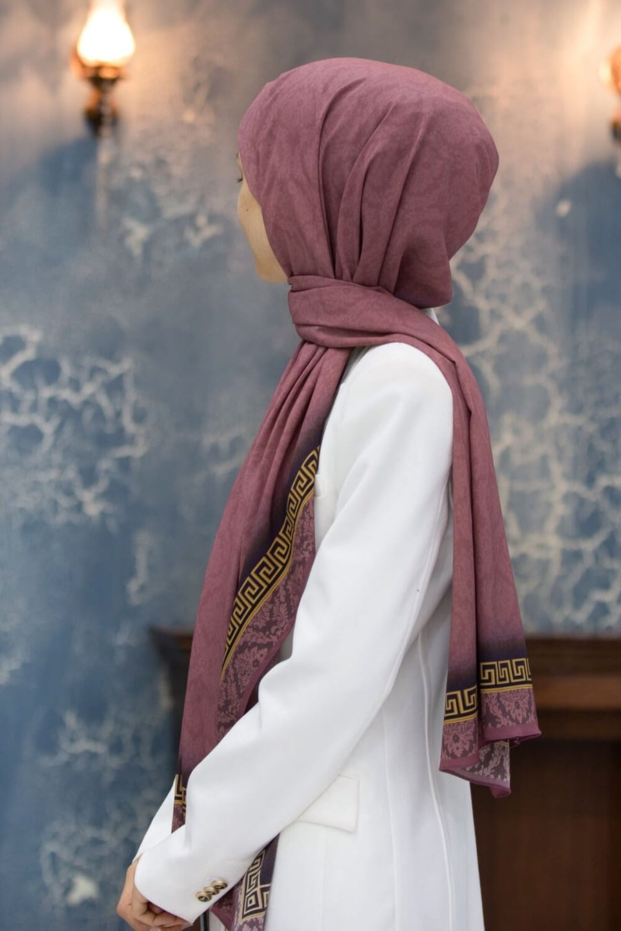 KREP GOLD DETAYLI BAROK DESENLİ GÜL KURUSU RENKLİ 75X195 KIRIŞMAZ ŞAL