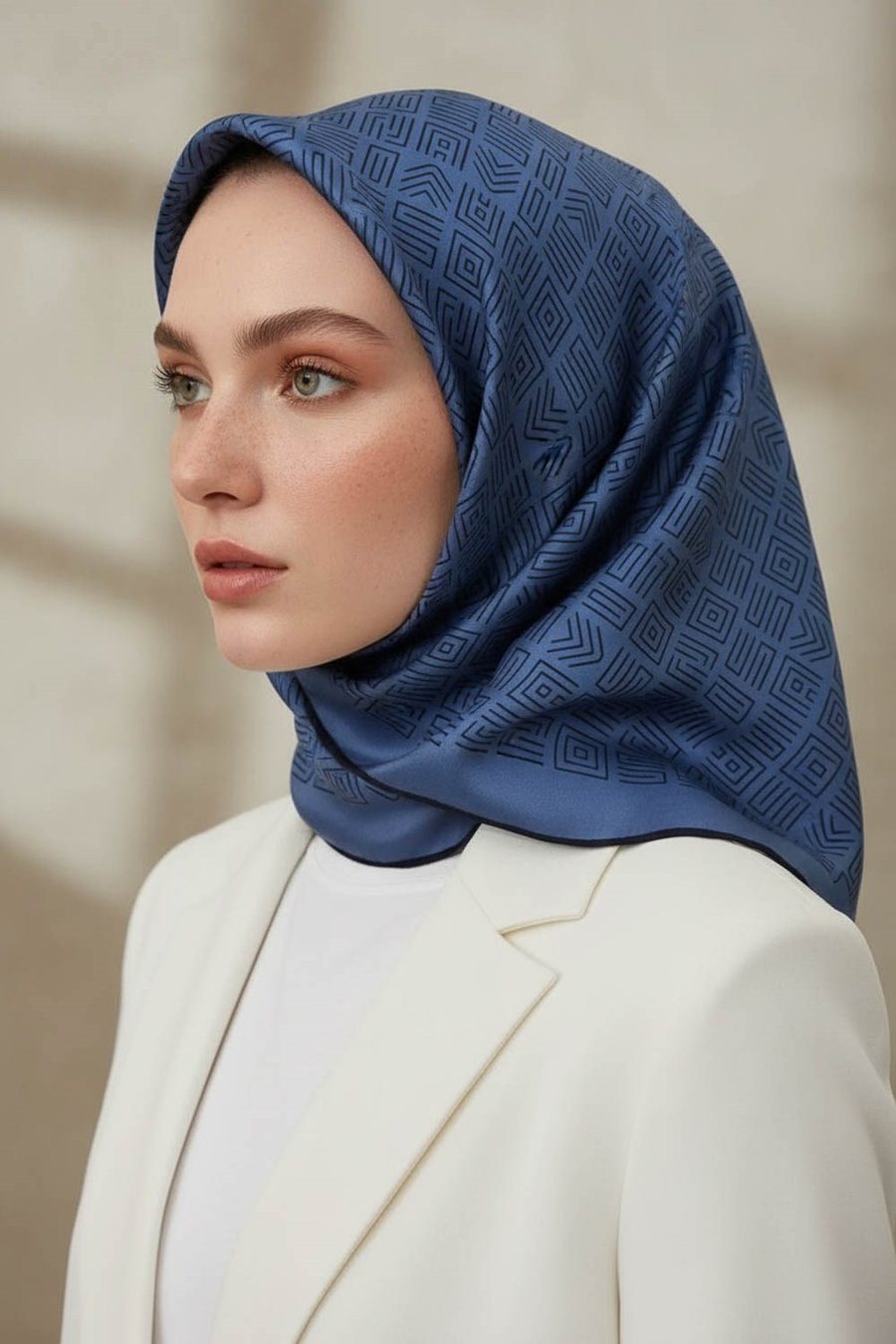 100% Twill İpek Etnik Motif Desenli İndigo - Lacivert Renkli 90x90 Dikim Şekli : El Dikişi Eşarp