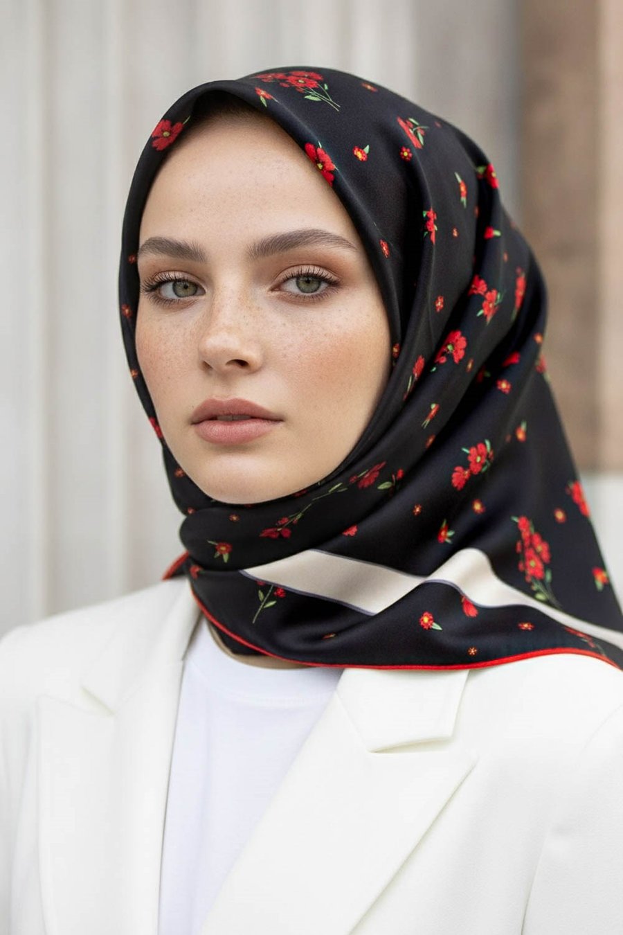 % 57 İPEK % 43 VİSKON Twill İpek Çıtır Çiçek Desenli Siyah - Kırmızı Renkli 90x90 Eşarp Dikim Şekli : El Dikişi