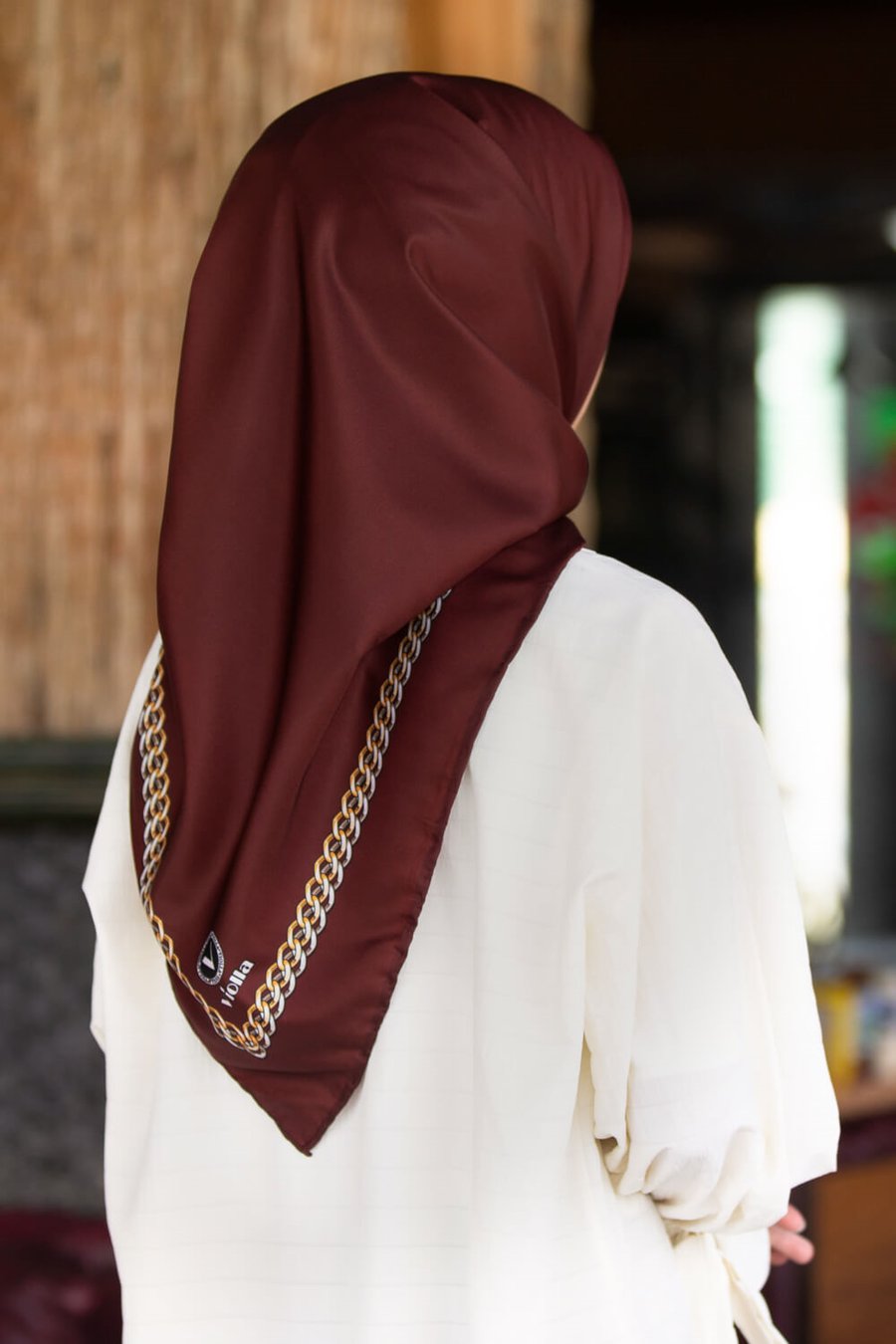 Twill Kenar Motifi Zincir Desenli Düz Bordo Renkli 90x90 Dikim Şekli : El Dikişi Eşarp (İpek İçermez)