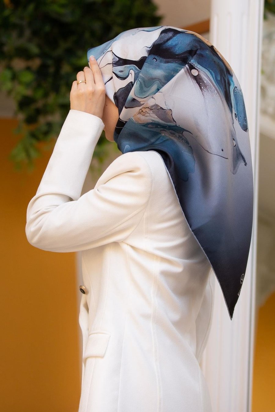 %100 Twill İpek Batik Çiçek Desenli Turkuaz - Gri Renkli 90x90 Eşarp Dikim Şekli : El Dikişi