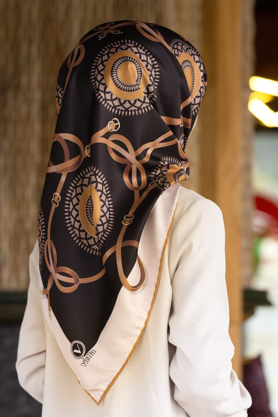 Twill Kemerli Ve Geometrik Desenli Hardal Renkli 90x90 Eşarp (İpek İçermez) Kenar Dikiş Şekli El Dikişli