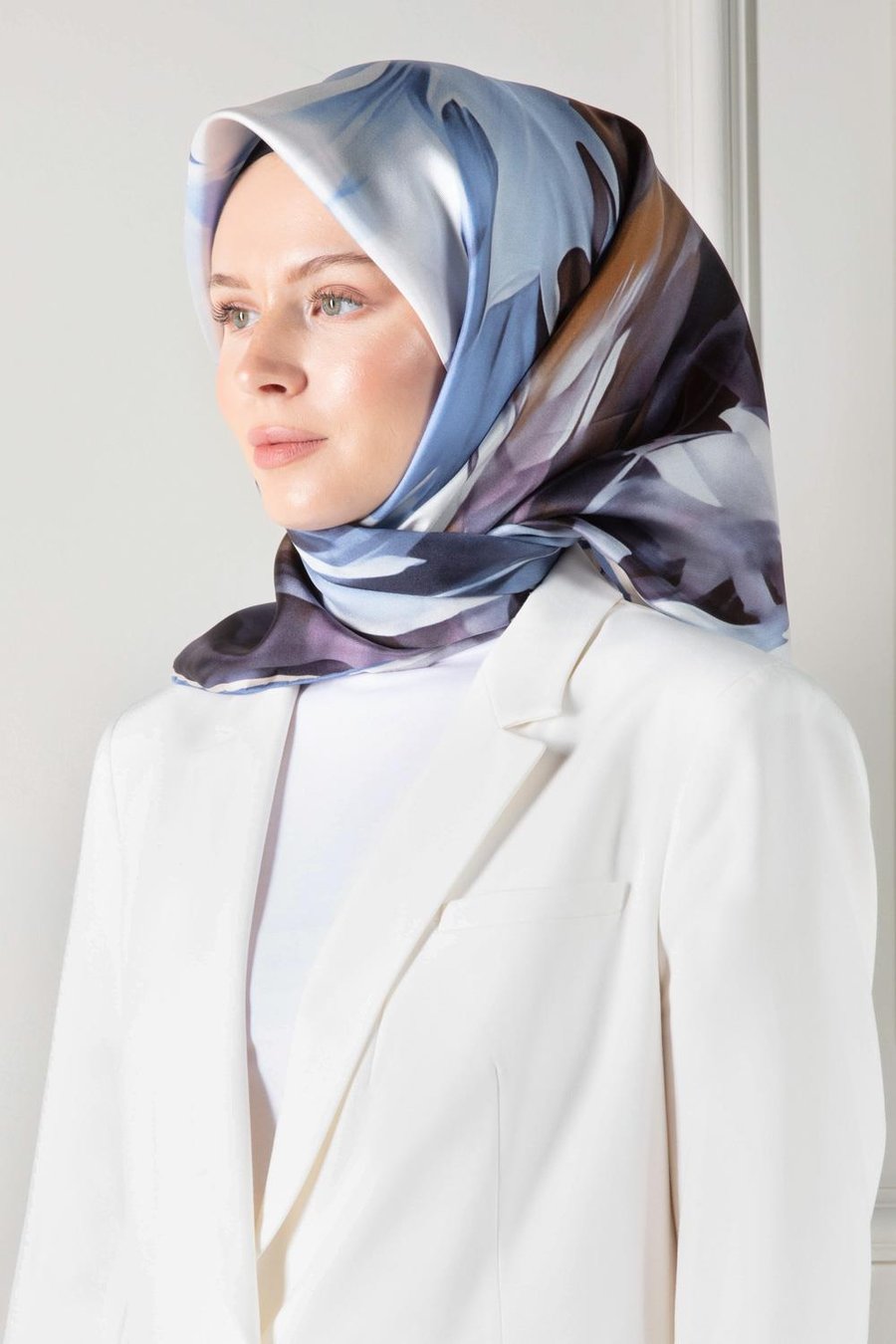 %100 Twill İpek Yaprak Desenli İndigo - Hardal Renkli 90x90 Eşarp Dikim Şekli : El Dikişi