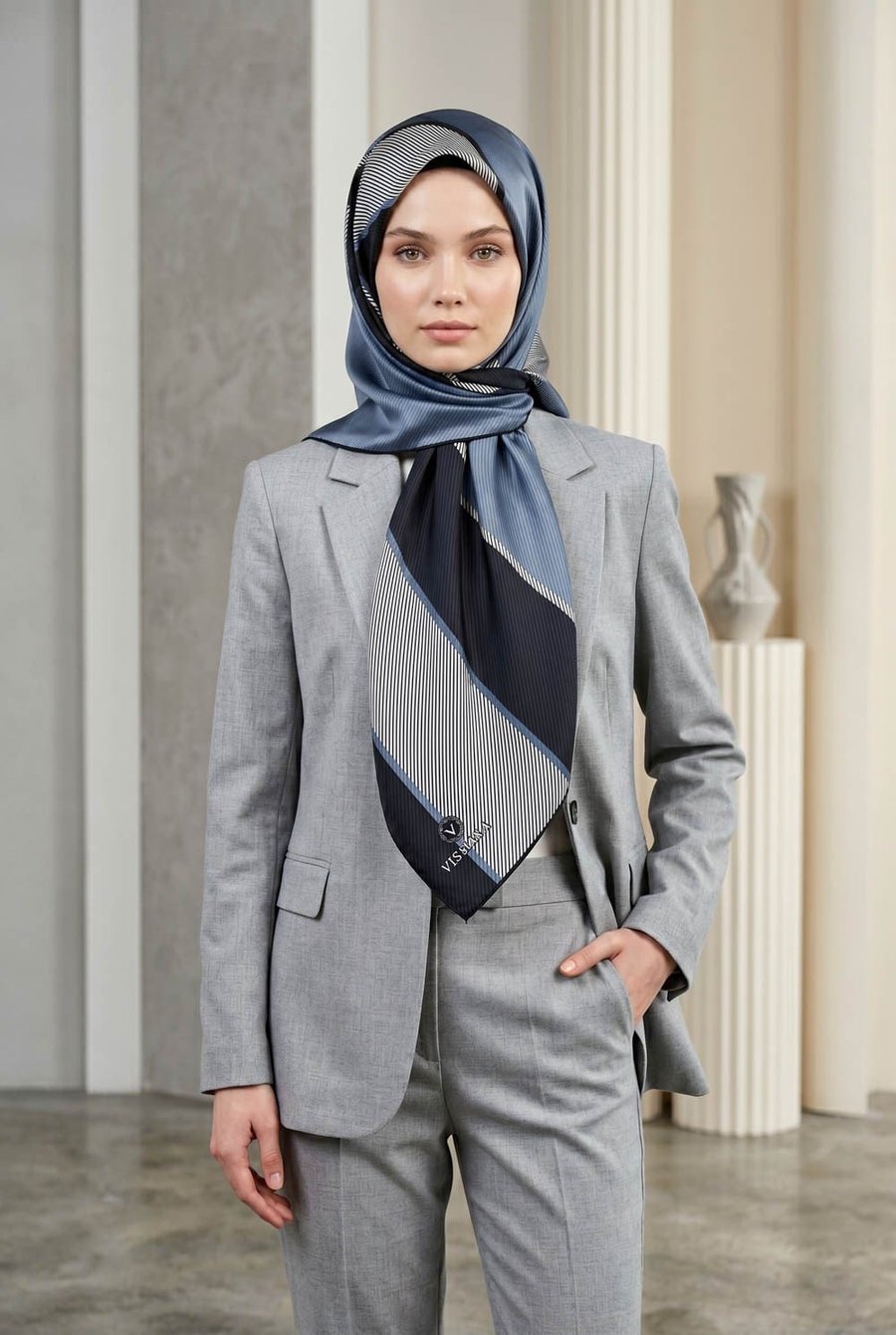 %100 Twill İpek Geometrik Desenli İndigo Renkli 90x90 Eşarp Dikim Şekli : El Dikişi