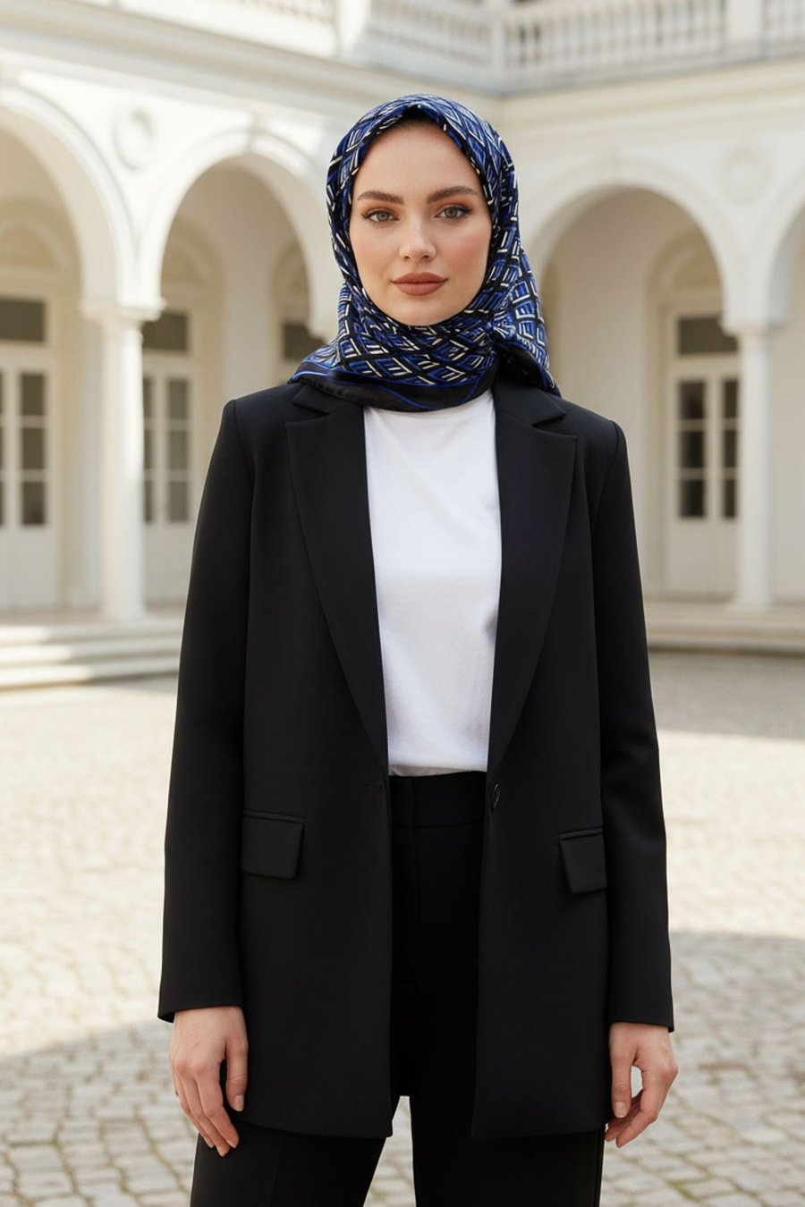 % 57 İPEK % 43 VİSKON Twill İpek Geometrik Desenli Siyah - Saks Renkli 90x90 Eşarp Dikim Şekli : El Dikişi