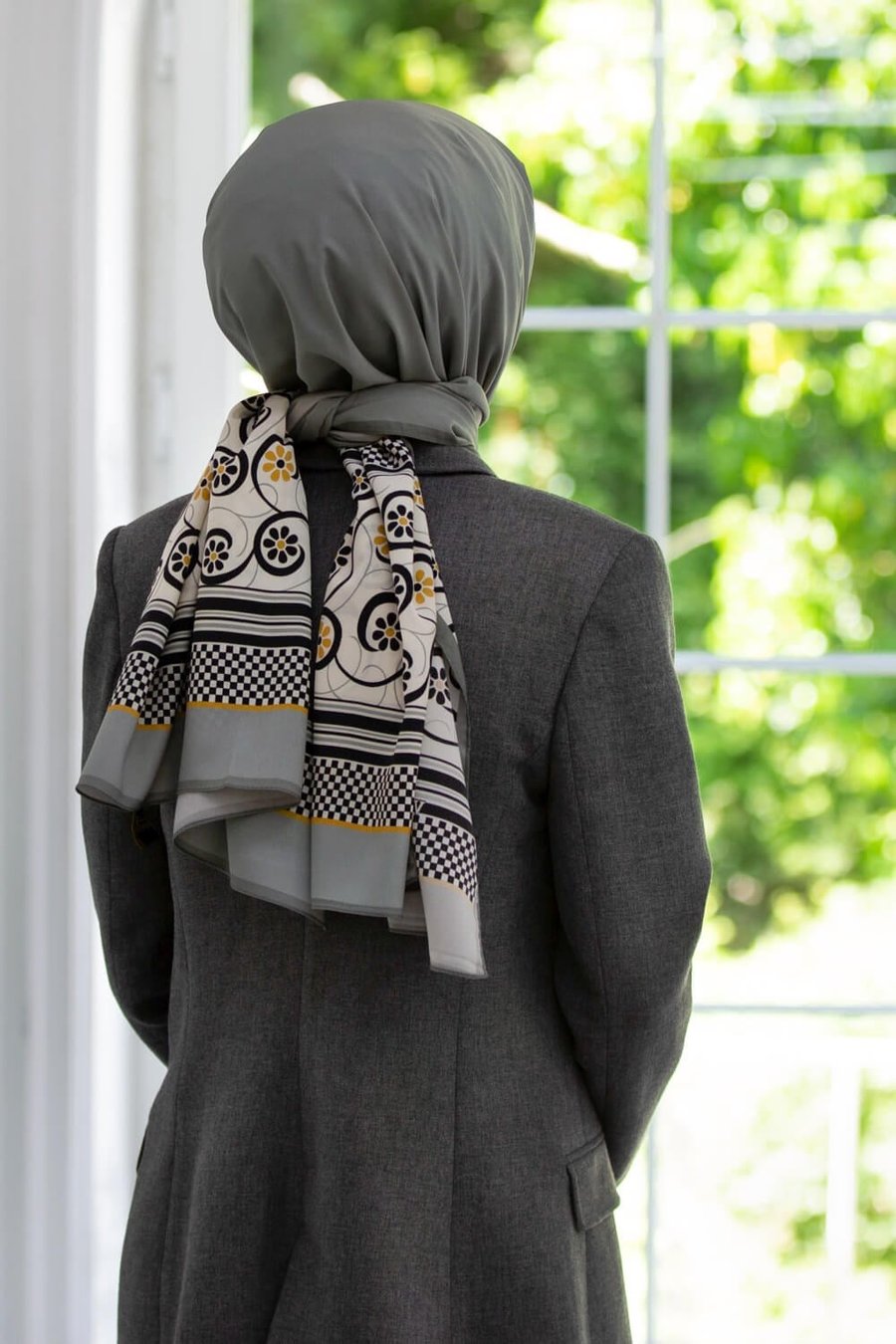 KREP KENAR MOTİFİ ÇİÇEK DESENLİ GÜMÜŞ RENKLİ 75X195 KIRIŞMAZ ŞAL
