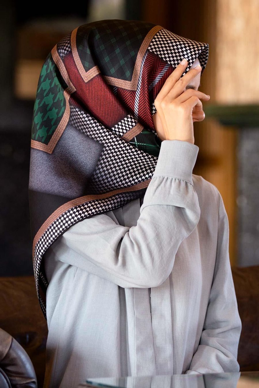 %100 Twill İpek Kazakayaklı Ve Ekose Desenli Siyah - Zümrüt Yeşili Renkli 90x90 Eşarp Dikim Şekli : El Dikişi