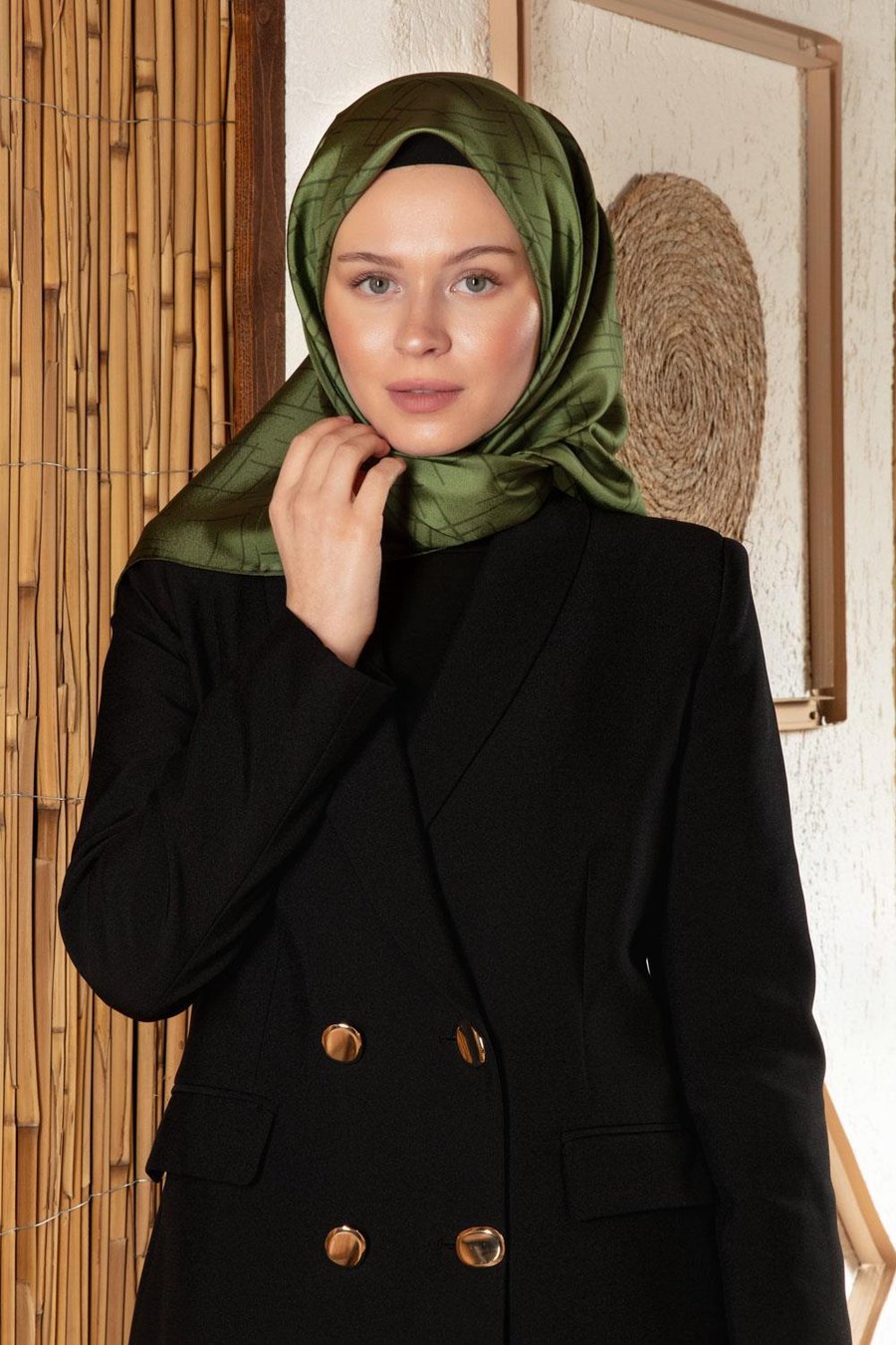 %100 Twill İpek Çizgi Desenli Haki Yeşili Renkli 90x90 Eşarp Dikim Şekli : El Dikişi