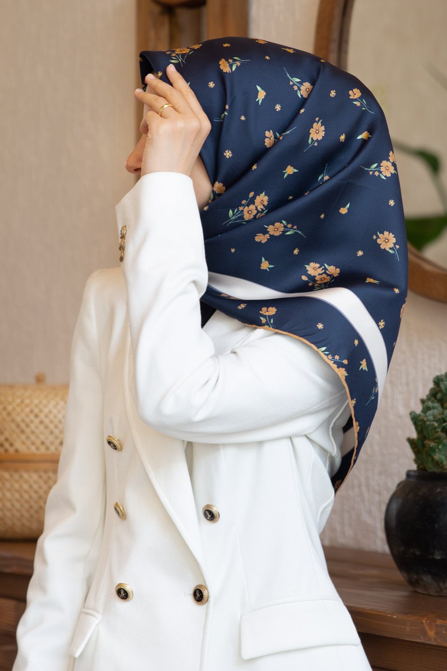 % 57 İPEK % 43 VİSKON Twill İpek Çıtır Çiçek Desenli Lacivert - Gold Renkli 90x90 Eşarp Dikim Şekli : El Dikişi