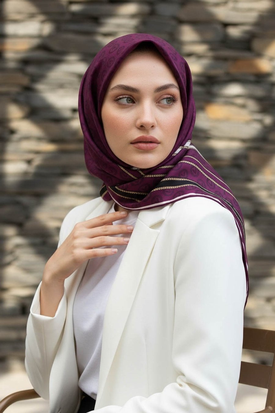%100 Twill İpek Monogram Desenli Mürdüm - Siyah Renkli 90x90 Eşarp Dikim Şekli : El Dikişi
