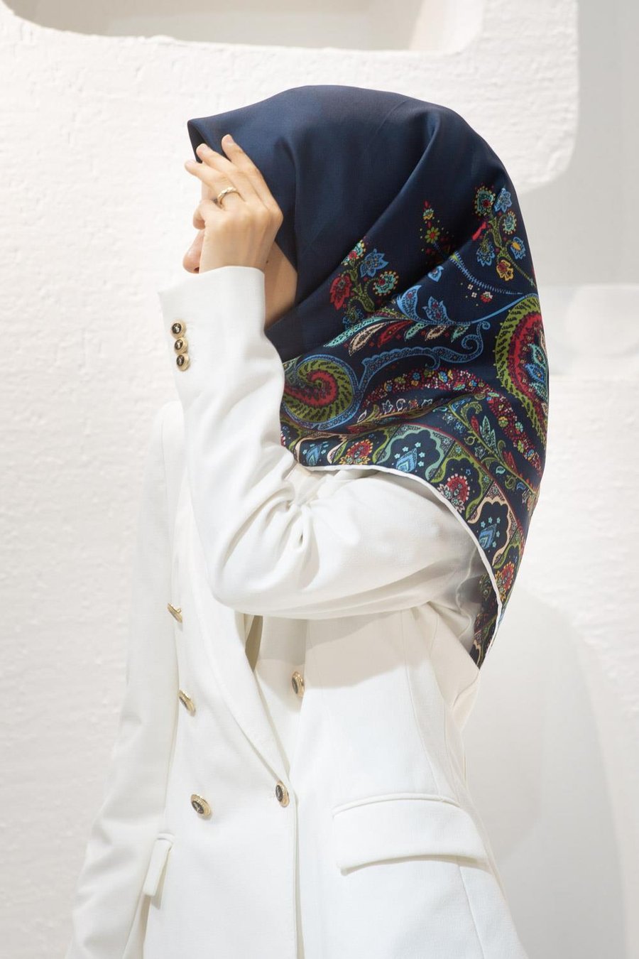 100% Twill İpek Etnik Desenli Lacivert - Bordo Renkli 90x90 Dikim Şekli : El Dikişi Eşarp