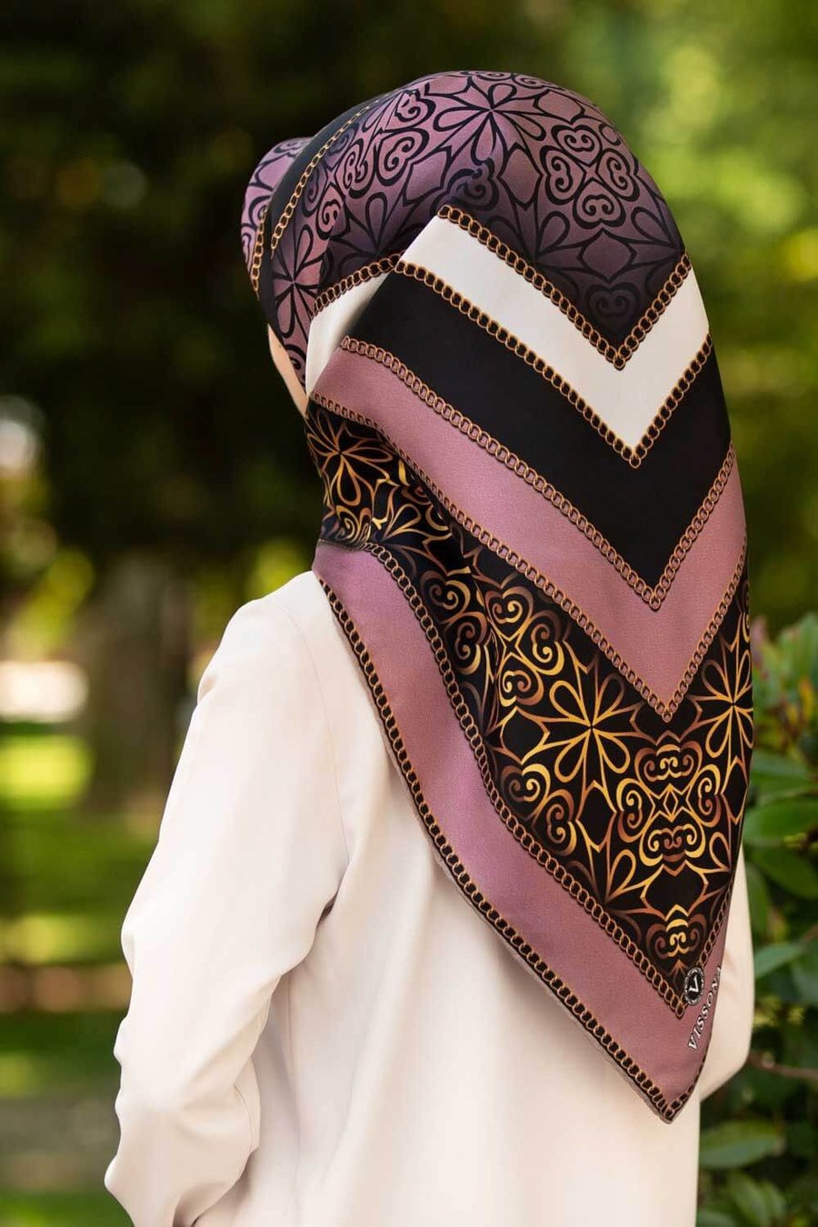 %100 Twill İpek Zincir Desenli Pudra - Krem Renkli 90x90 Eşarp Dikim Şekli : El Dikişi