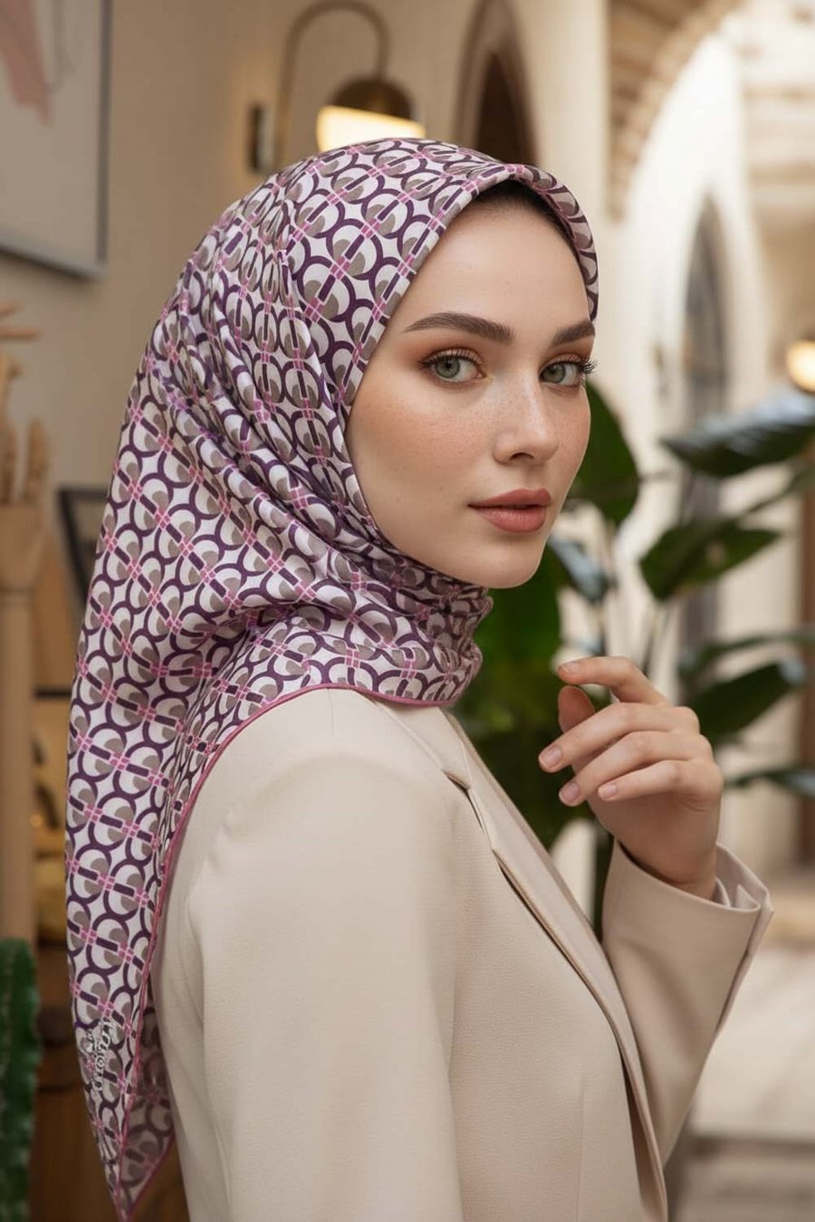 %100 Twill İpek Geometrik Desenli Pudra Renkli 90x90 Eşarp Dikim Şekli : El Dikişi