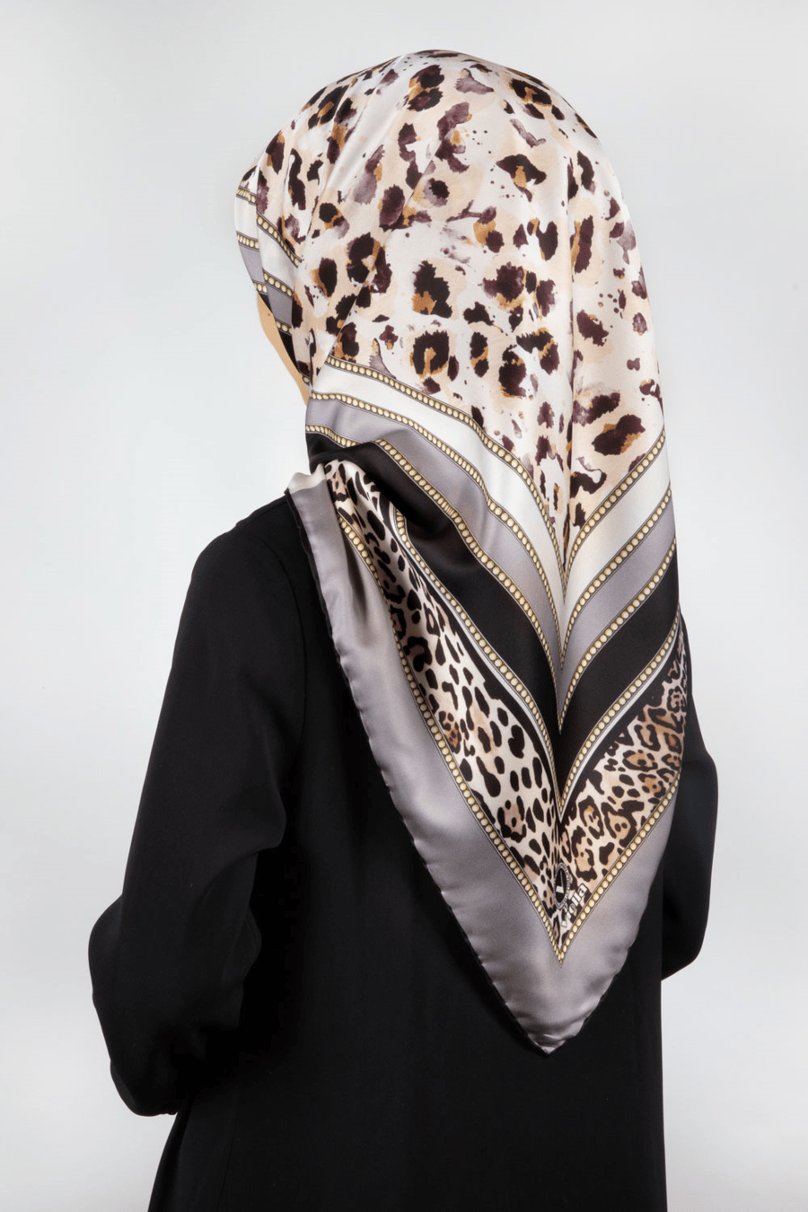 Twill Kemerli ve Leopar Desenli Gri Renkli 90x90 Eşarp (İpek İçermez) Dikim Şekli : El Dikişi