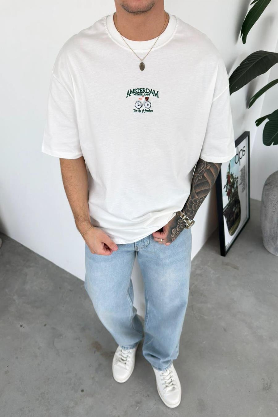 Beyaz Amsterdam Nakış Detay Oversize Tişört