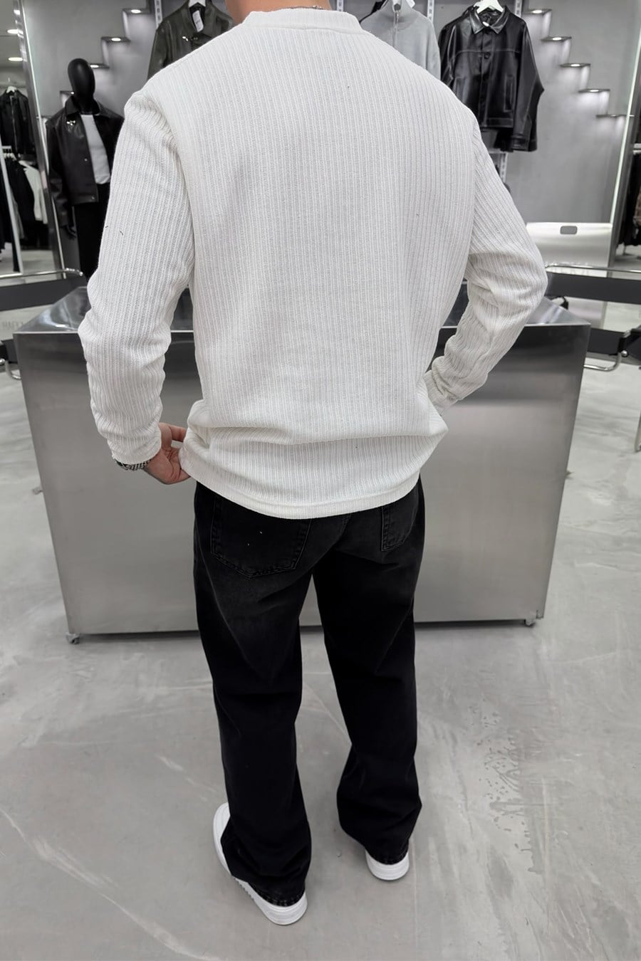Beyaz Örme Desenli Düğmeli Yaka Uzun Kollu Sweat