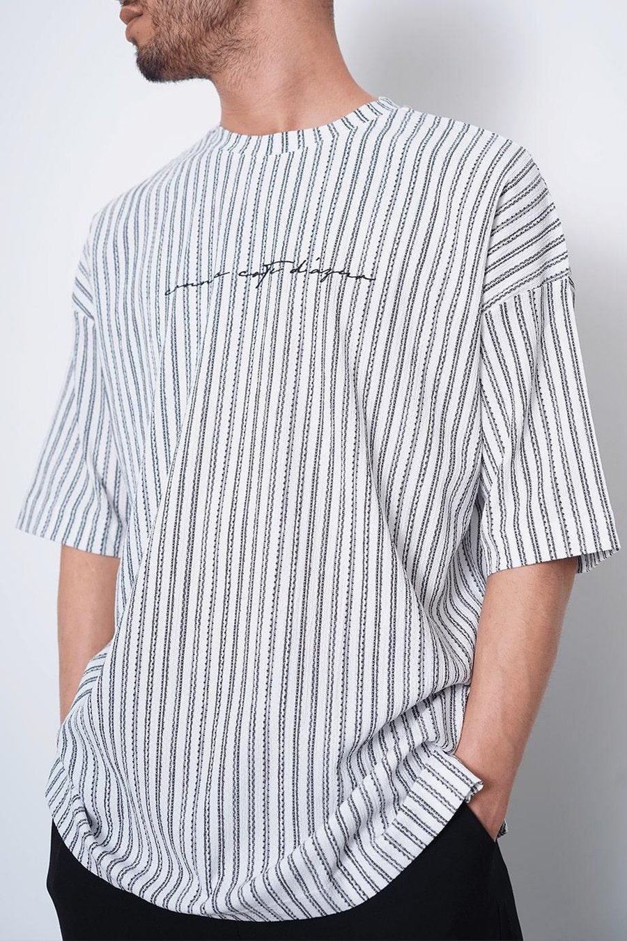 Beyaz Şeritli Dokulu Minimal Yazılı F7 MH Oversize Tişört