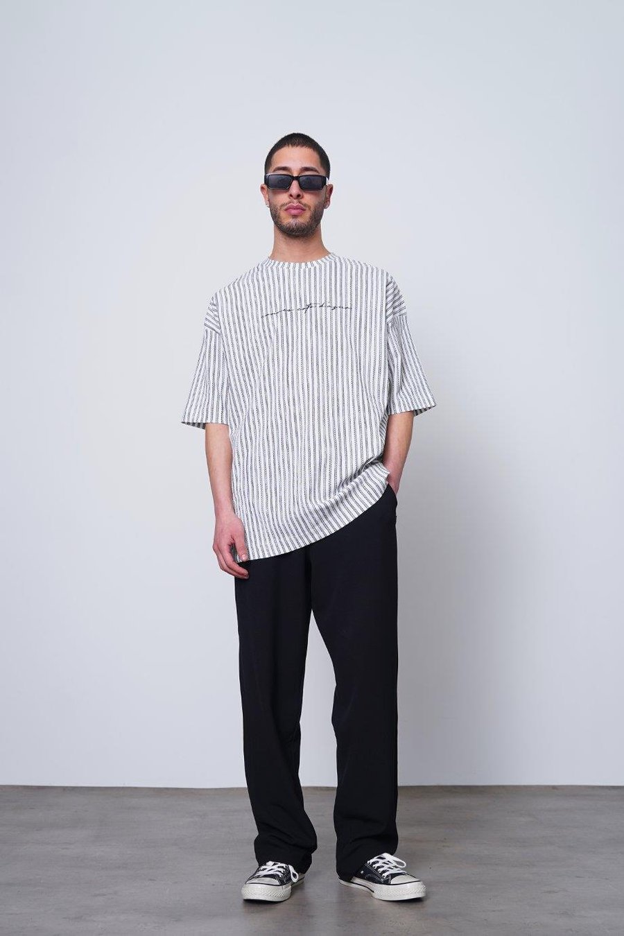 Beyaz Şeritli Dokulu Minimal Yazılı F7 MH Oversize Tişört