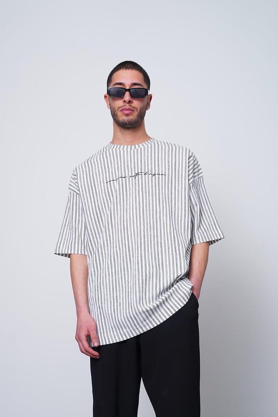 Beyaz Şeritli Dokulu Minimal Yazılı F7 MH Oversize Tişört